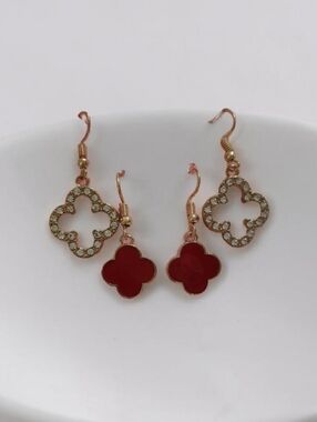 New 2 Pair Earrings Set In Gold/Red Clover Drop Design